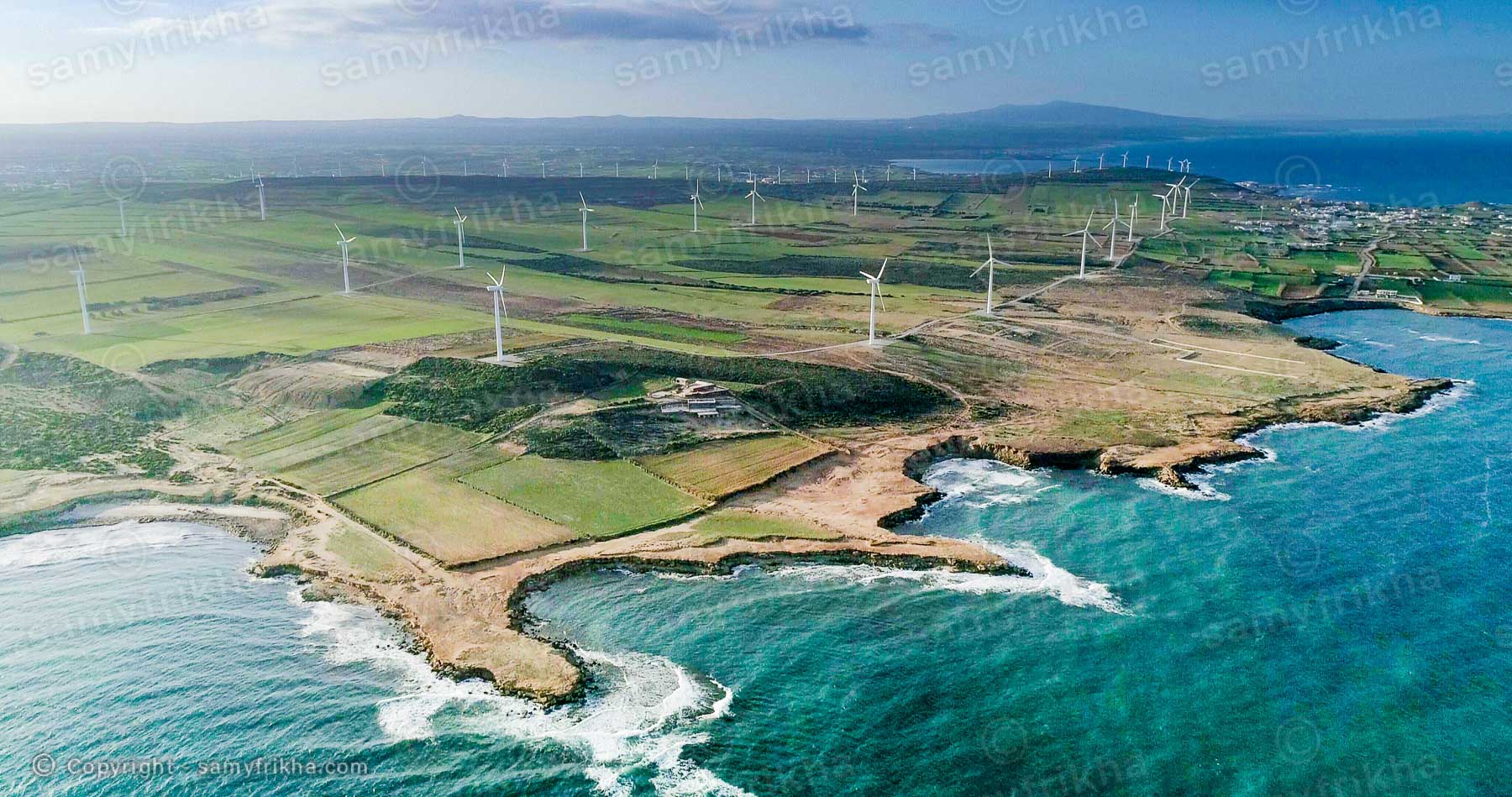 Image prise par drone depuis le parc éolien Haouaria en Tunisie par Samy Frikha.