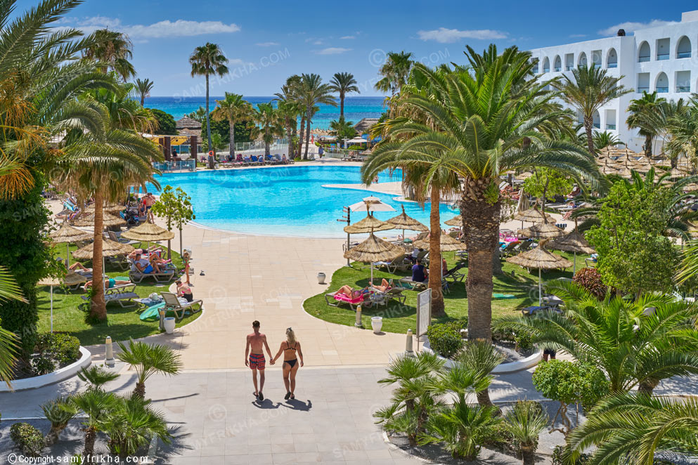 Piscine à forme libre entourée d’espaces verts