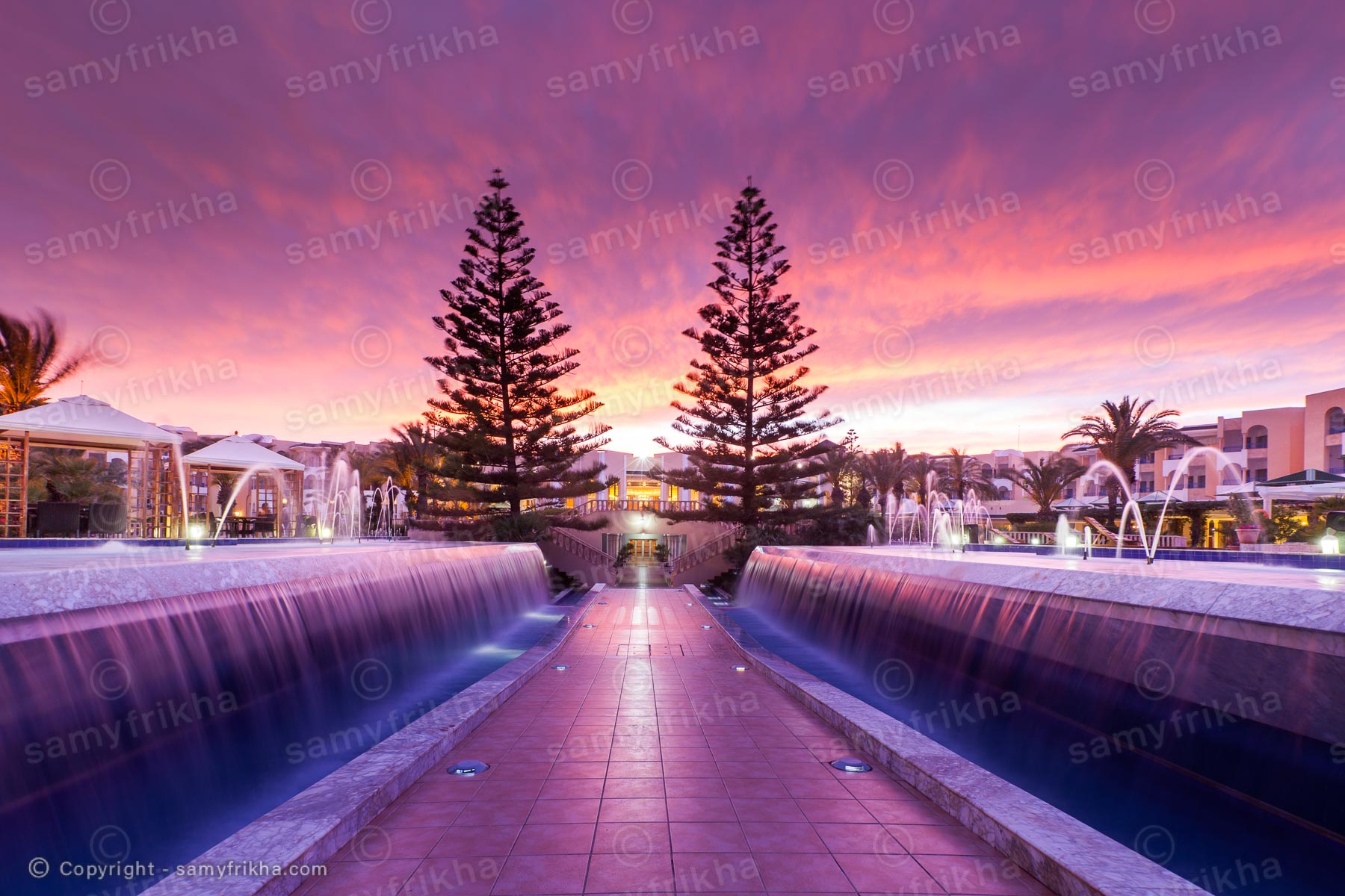 Piscine d’hôtel avec lumière du coucher du soleil