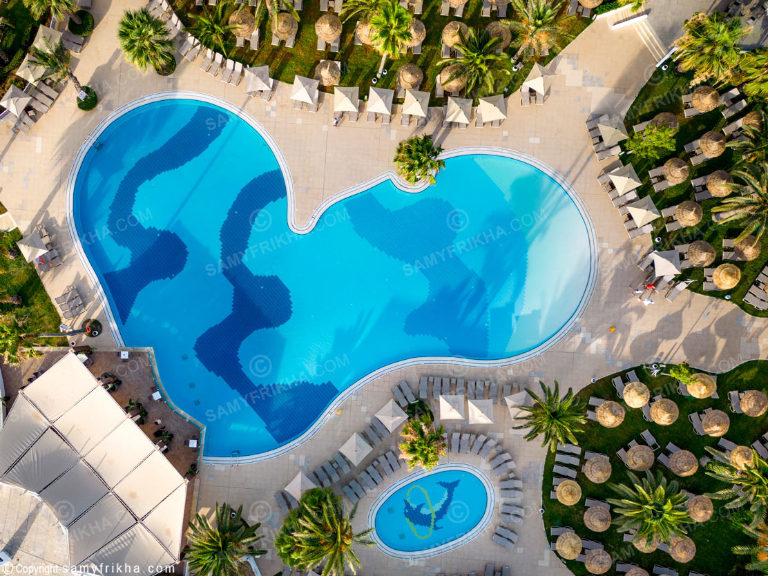Piscine d'hôtel en forme de cœur photographiée depuis les airs.