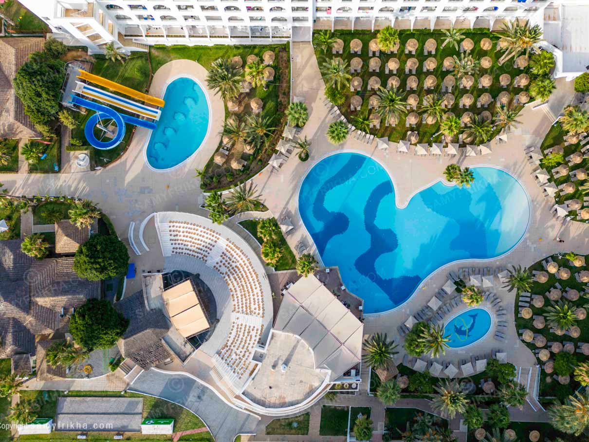 la piscine, le toboggan et le théâtre de l'hôtel Hammamet par drone