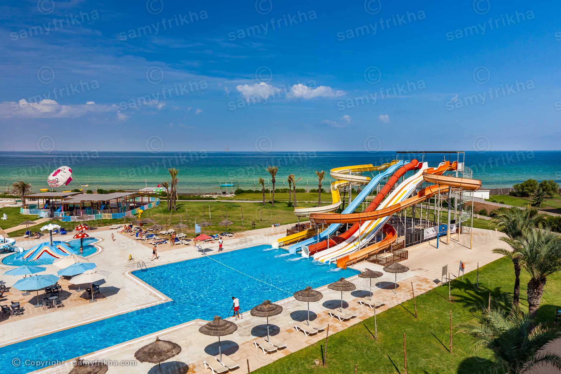 Aquapark et piscines d'un hôtel photographiés depuis les airs.
