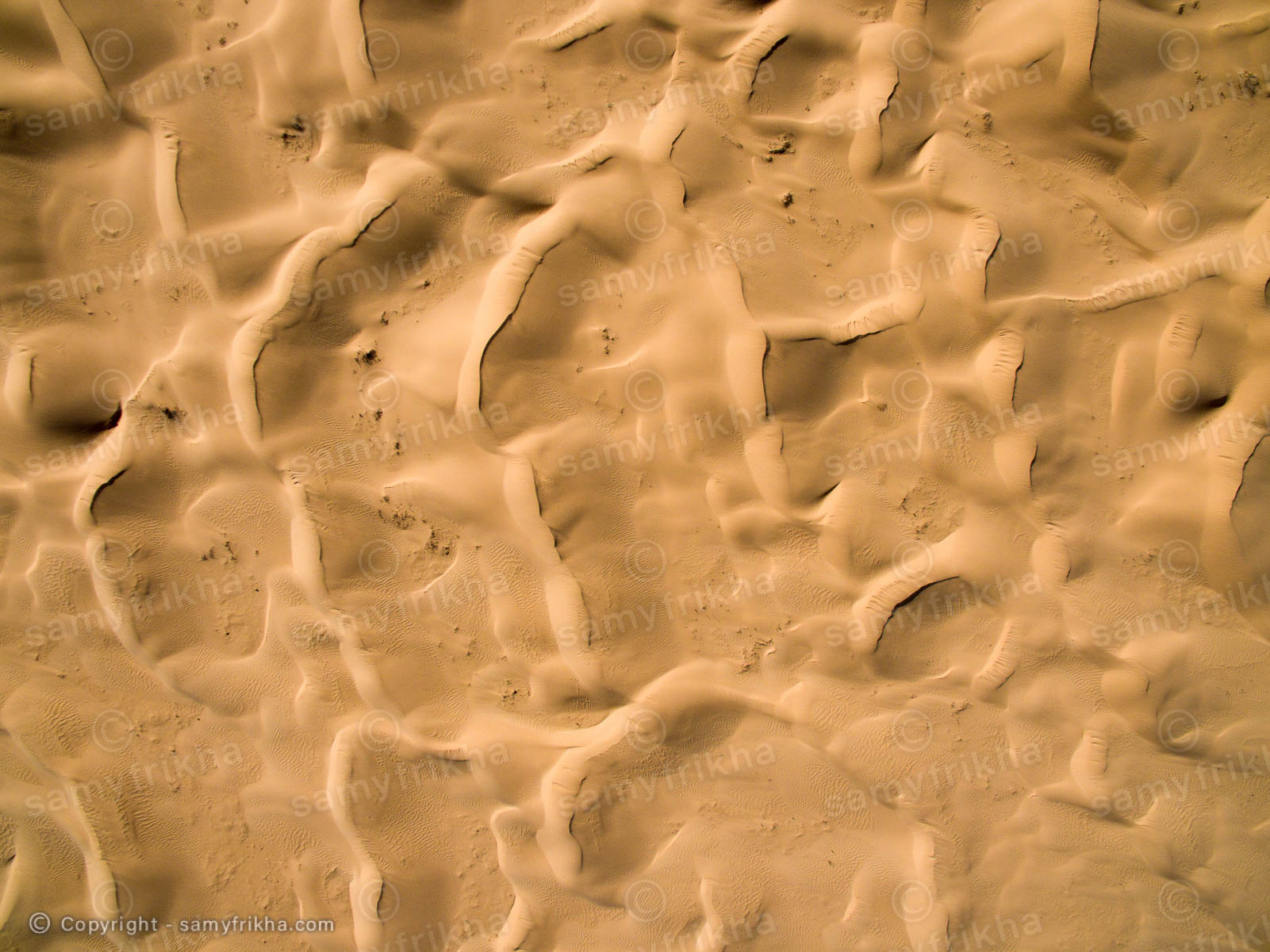 Photographie aérienne des dunes de sable en Tunisie