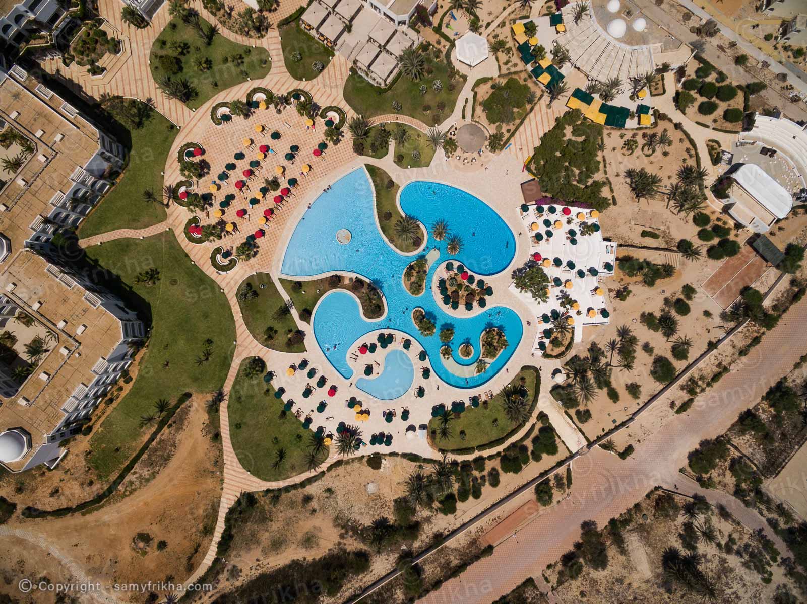 Vue aérienne d'un hôtel avec plage et piscine en Tunisie