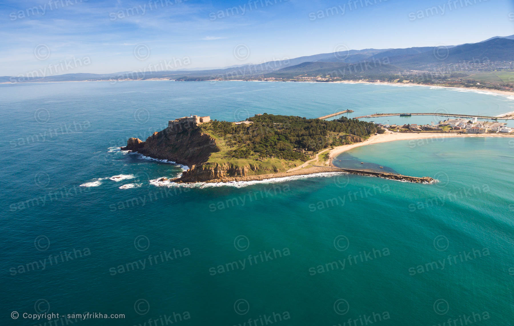 Vue aérienne d'une île sur la côte tunisienne