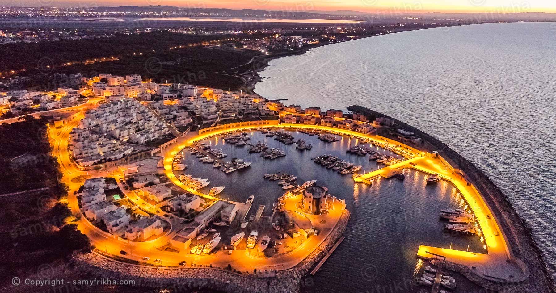 Vue aérienne d'une marina Gammarth illuminée en Tunisie